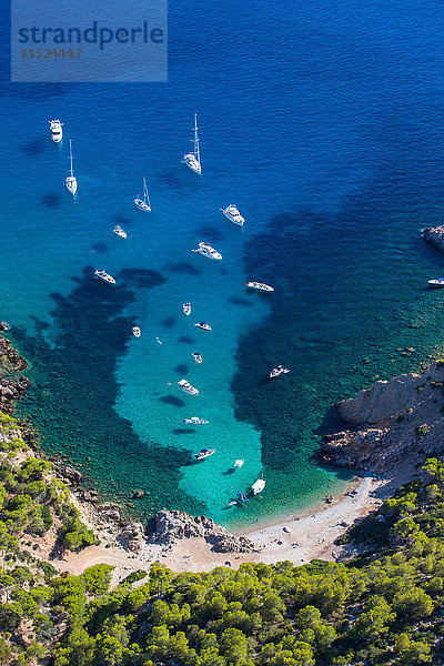 Hochwinkelansicht von in der Küstenbucht vor Anker liegenden Yachten  Mallorca  Spanien