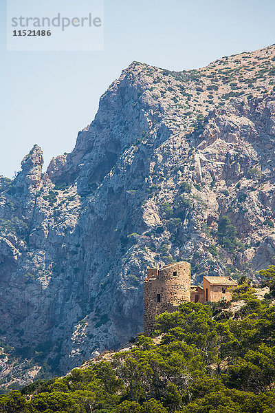 Tiefblick auf den Torre de Cala en Basset im La Tramuntana-Gebirge  Mallorca  Spanien