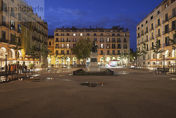 Spanien  Girona  Unabhängigkeitsplatz bei Nacht