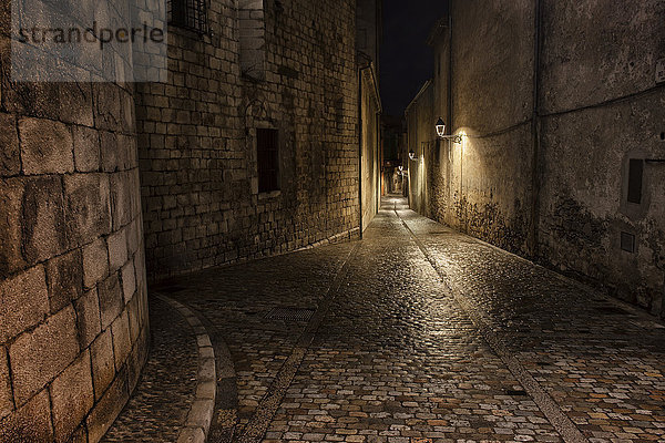 Spanien  Girona  Pujada del Rei Marti bei Nacht