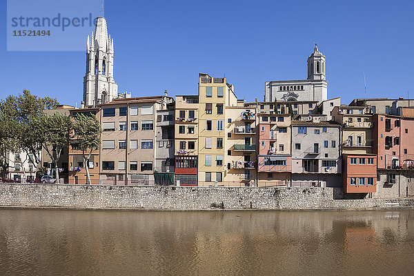 Spanien  Girona  Basilika San Felix und Kathedrale Santa Maria hinter den Häusern am Fluss Onyar