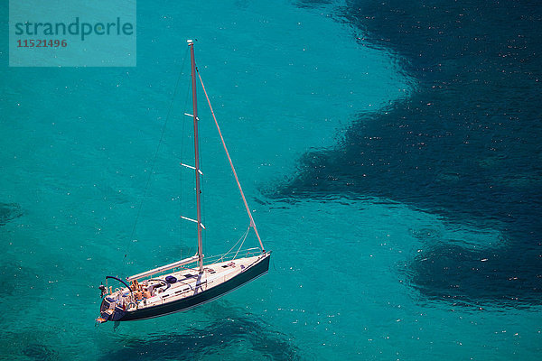 Hochwinkelansicht einer Yacht im türkisblauen Meer  Mallorca  Spanien