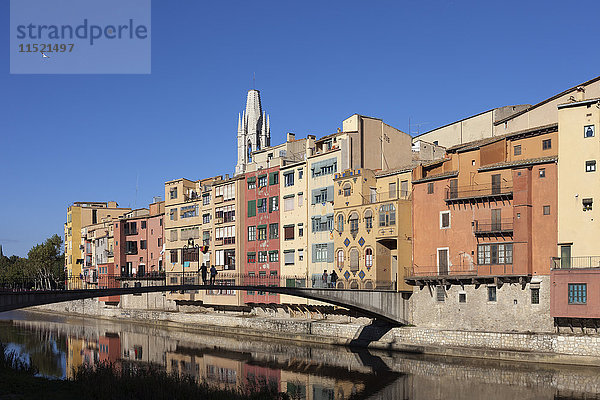 Spanien  Girona  Häuserzeile und Gomez-Brücke über den Onyar-Fluss in Barri Vell