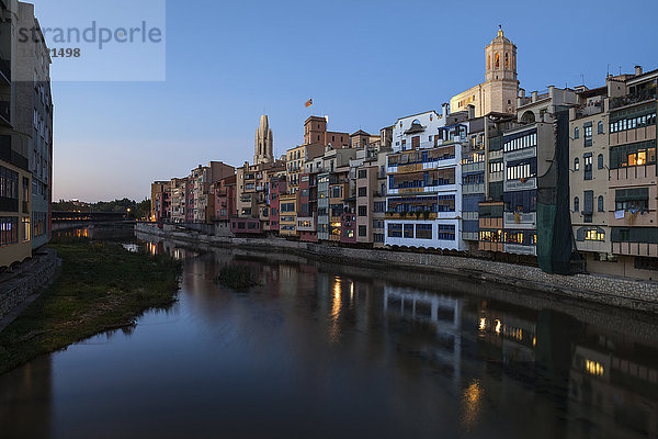 Spanien  Girona  Basilika San Felix und Kathedrale Santa Maria hinter Häusern am Fluss Onyar am Abend