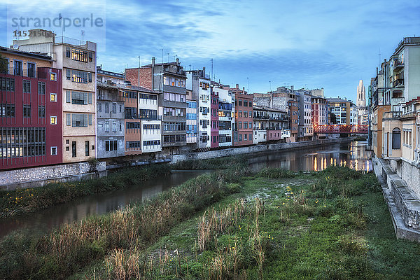 Spanien  Girona  Häuserzeile am Fluss Onyar mit Basilika San Felix im Hintergrund