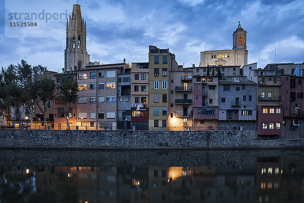 Spanien  Girona  Basilika San Felix und Kathedrale Santa Maria hinter Häusern am Fluss Onyar am Abend