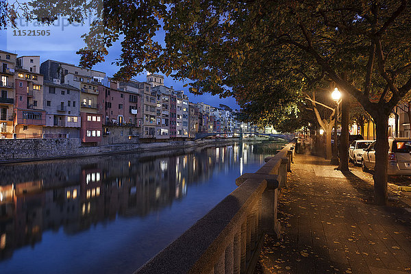 Spanien  Girona  Häuser am Onyar River am Abend