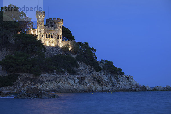 Spanien  Katalonien  Lloret de Mar  Costa Brava-Küste bei Nacht  Burg auf Klippe