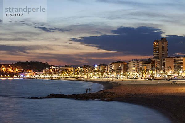 Spanien  Katalonien  Lloret de Mar  Ferienort an der Costa Brava  Strand und Skyline bei Dämmerung