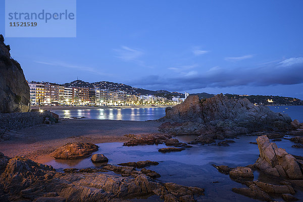 Spanien  Katalonien  Lloret de Mar Stadt an der Costa Brava  Strand und Meeresufer bei Nacht