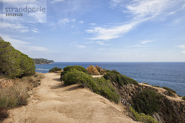 Spanien  Katalonien  Lloret de Mar  Costa Brava  Wanderweg auf einer Klippe am Mittelmeer