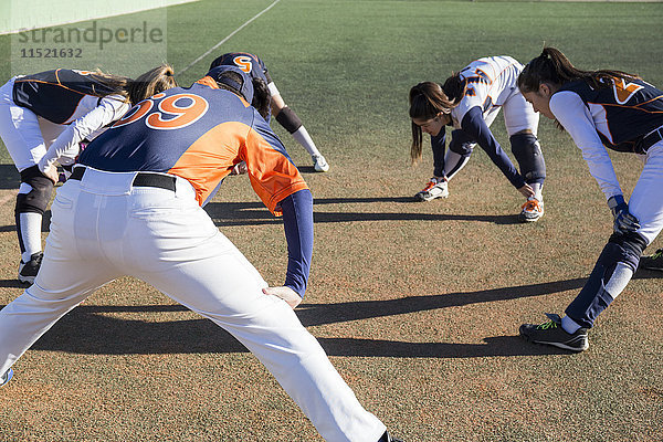 Baseballspieler beim Stretching vor dem Spiel