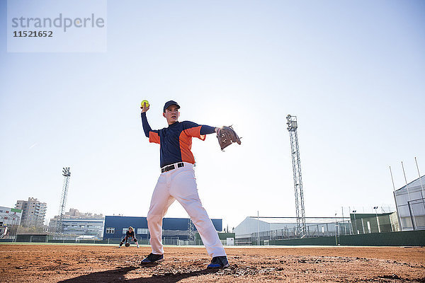 Pitcher werfen den Ball während eines Baseballspiels