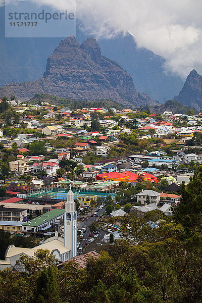 Erhöhte Ansicht eines Bergtal-Dorfes  Insel Réunion