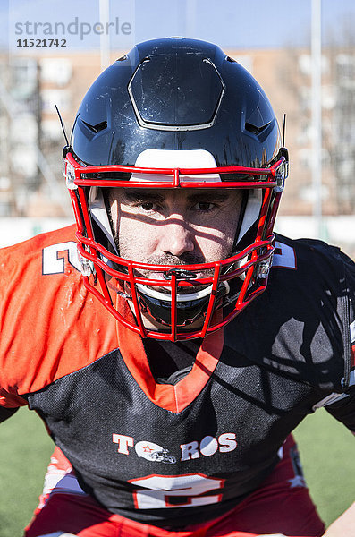 Portrait eines American Football Spielers mit Helm