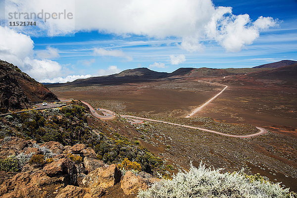 Vulkanlandschaft mit Autobahn  Nationalpark von Réunion  Insel Réunion