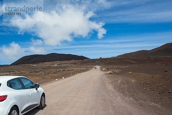 Vulkanlandschaft mit am Straßenrand geparktem Auto  Nationalpark von Reunion  Insel Reunion