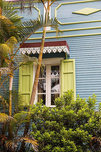 Traditionelles graues Holzhaus außen mit Fensterläden  Insel Reunion