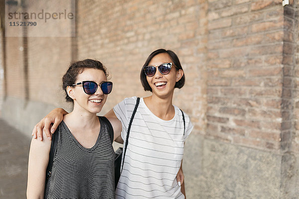 Porträt von zwei besten Freunden mit Sonnenbrille  die Spaß haben