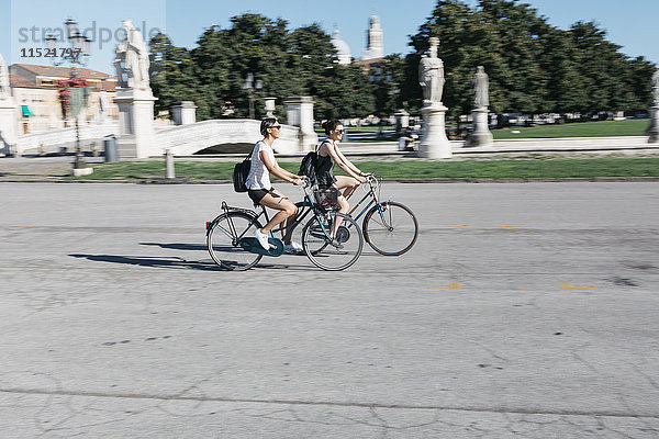 Italien  Padua  zwei junge Touristen auf dem Fahrrad