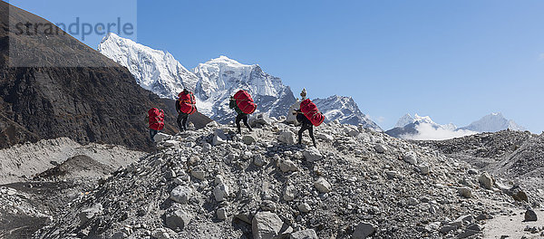 Nepal  Himalaya  Khumbu  Everest-Region  Träger am Ngozumpa-Gletscher