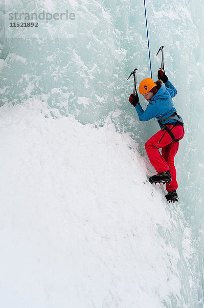 Eisklettern auf einem gefrorenen Wasserfall im Abisko-Nationalpark  Schweden