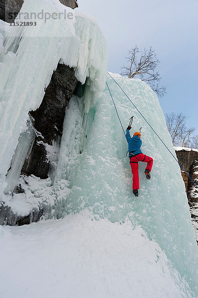 Eisklettern auf einem gefrorenen Wasserfall im Abisko-Nationalpark  Schweden