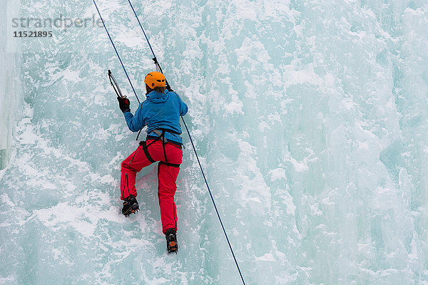 Eisklettern auf einem gefrorenen Wasserfall im Abisko-Nationalpark  Schweden