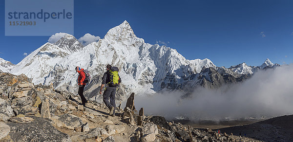 Nepal  Himalaya  Khumbu  Everest-Region  Trekker und Nuptse