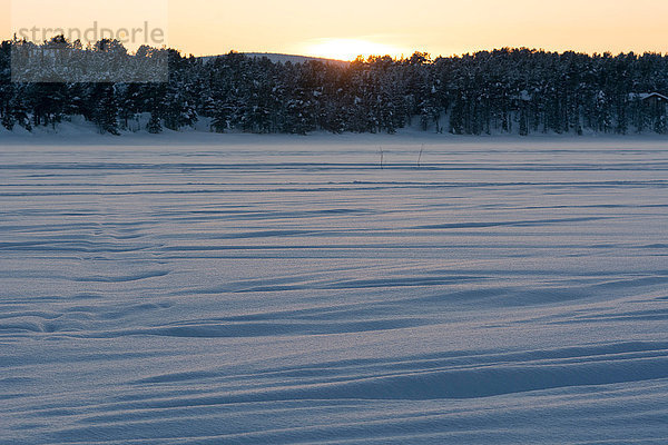 Der im Winter zugefrorene Fluss Torne  Jukkasjarvi  Schweden