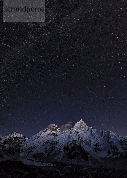 Nepal  Himalaya  Khumbu  Everest-Region  Sterne über Everest und Nuptse