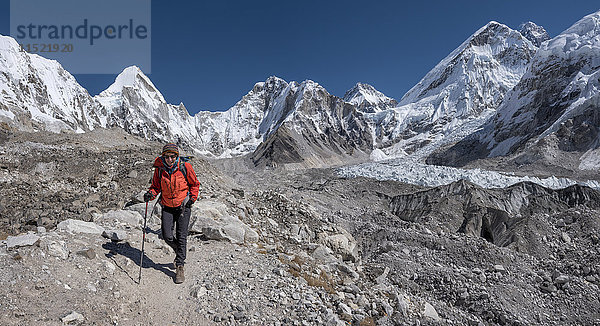 Nepal  Himalaya  Khumbu  Everest-Region  Frau im Everest-Basislager