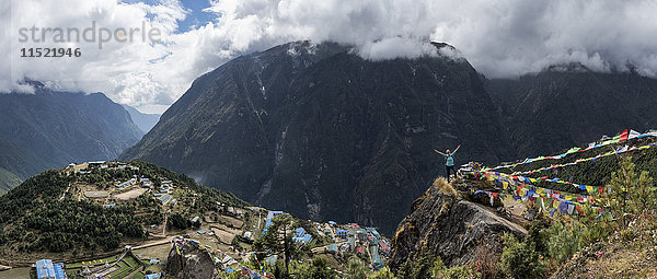 Nepal  Himalaya  Khumbu  Everest-Region  Trekker und Namche Bazar