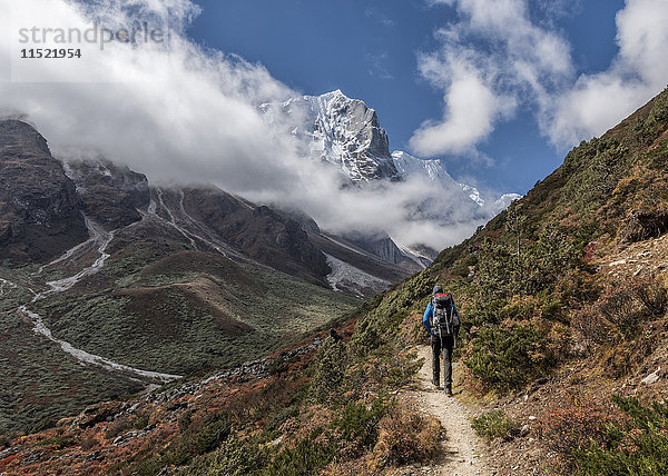 Nepal  Himalaya  Khumbu  Everest-Region  Khunde  Trekker und Yalung Ri