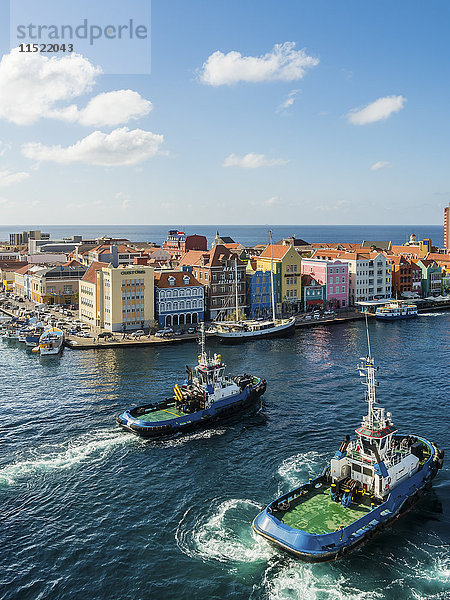 Curacao  Willemstad  Punda  Schlepper und bunte Häuser an der Uferpromenade