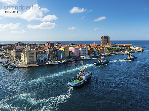 Curacao  Willemstad  Punda  Schlepper und bunte Häuser an der Uferpromenade