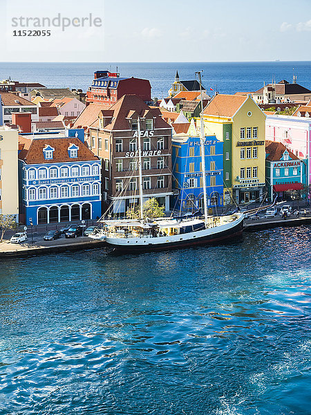 Curacao  Willemstad  Punda  Schoner und bunte Häuser an der Uferpromenade