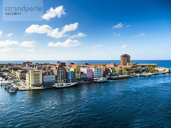 Curacao  Willemstad  Punda  bunte Häuser an der Uferpromenade