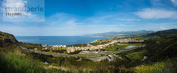Italien  Sizilien  Oliveri  Blick auf die Bucht von Messina