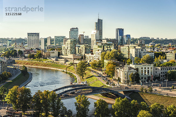 Litauen  Vilnius  Blick auf die moderne Stadt Vilnius mit Europa Tower und Neris River im Vordergrund