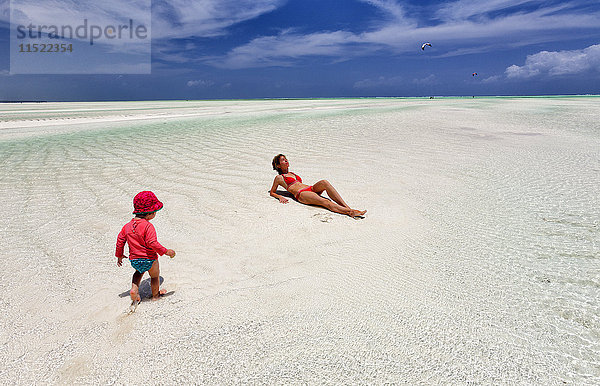 Tansania  Insel Sansibar  Paje  Mutter und kleine Tochter bei Ebbe am Strand entspannen