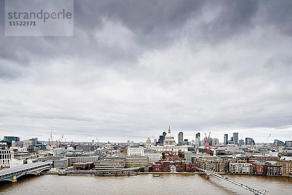 Stadtsilhouette der Tate Modern  mit Themse und Millenniumsbrücke  London  UK