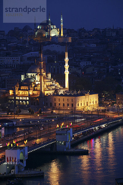 Türkei  Istanbul  Blick auf die beleuchtete Hagia Sophia und Blaue Moschee vom Galata Tower bei Nacht