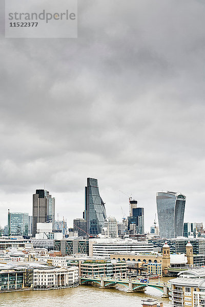 Stadtsilhouette mit Walkie Talkie-Gebäude und Themse  London  UK