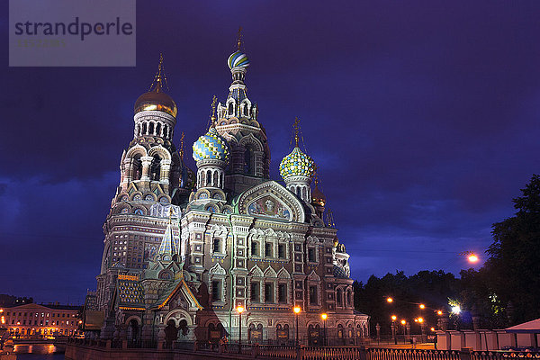 Russland  St. Petersburg  Kirche des Erlösers über vergossenes Blut bei Nacht