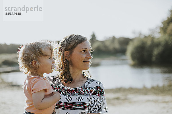 Niederlande  Schiermonnikoog  Mutter und kleine Tochter beobachten etwas in der Nähe des Sees