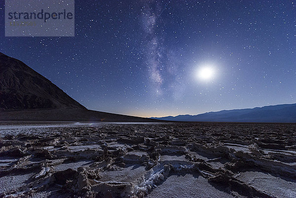 USA  Kalifornien  Death Valley  Milchstraße und der Mond über dem Badwater Basin