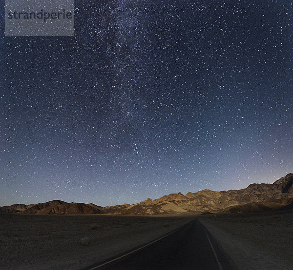 USA  Kalifornien  Death Valley  Nachtaufnahme mit Sternen und Milchstraße über Straße nach Zabriskie Point