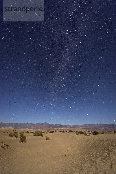 USA  Kalifornien  Death Valley  Nachtaufnahme mit Milchstraße über Sanddünen