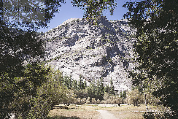 USA  Kalifornien  Yosemite Nationalpark  Landschaft mit Felsformationen